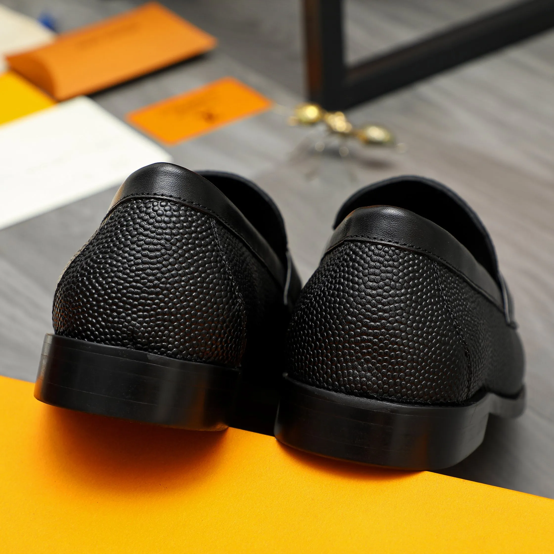 Men's shoes 💰420 Product trademark: LV "Louis Vuitton" business slip-on leather shoes Regular size: 38-45 (45 is custom-made and non-returnable) Product materials: Selected grain embossed cowhide upper, cowhide lining, original outsole